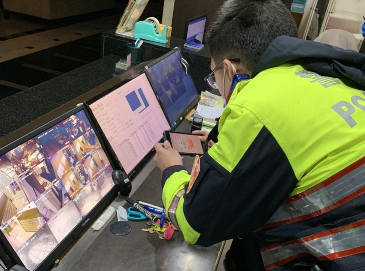 ▲中壢這名居間檢疫列管的男子，違反規定擅自離家外出訪友。轄區的中壢分局仁愛所得知後，立即要求該名黃姓男子返家，但一直到下午4點39分左右他才返家隔離，這段外出期間也成為防疫漏洞。（圖／中壢分局提供）
