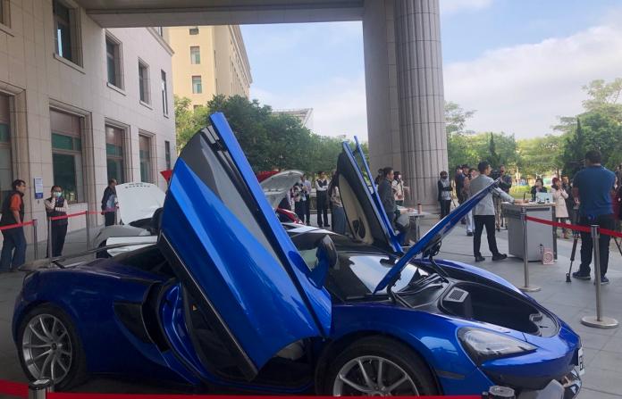 ▲價值1400萬的藍色敞篷式麥拉倫跑車，特出的上掀式車門，以763萬拍出。（圖／嘉義檢署提供)