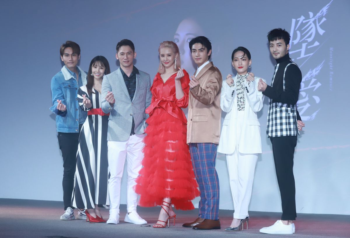 ▲主要演員周定緯（左起）、程茉、溫昇豪、安心亞、宋柏緯、林映唯、古斌出席《墜愛》首映記者會。（圖／記者葉政勳攝 , 2020.02.05）