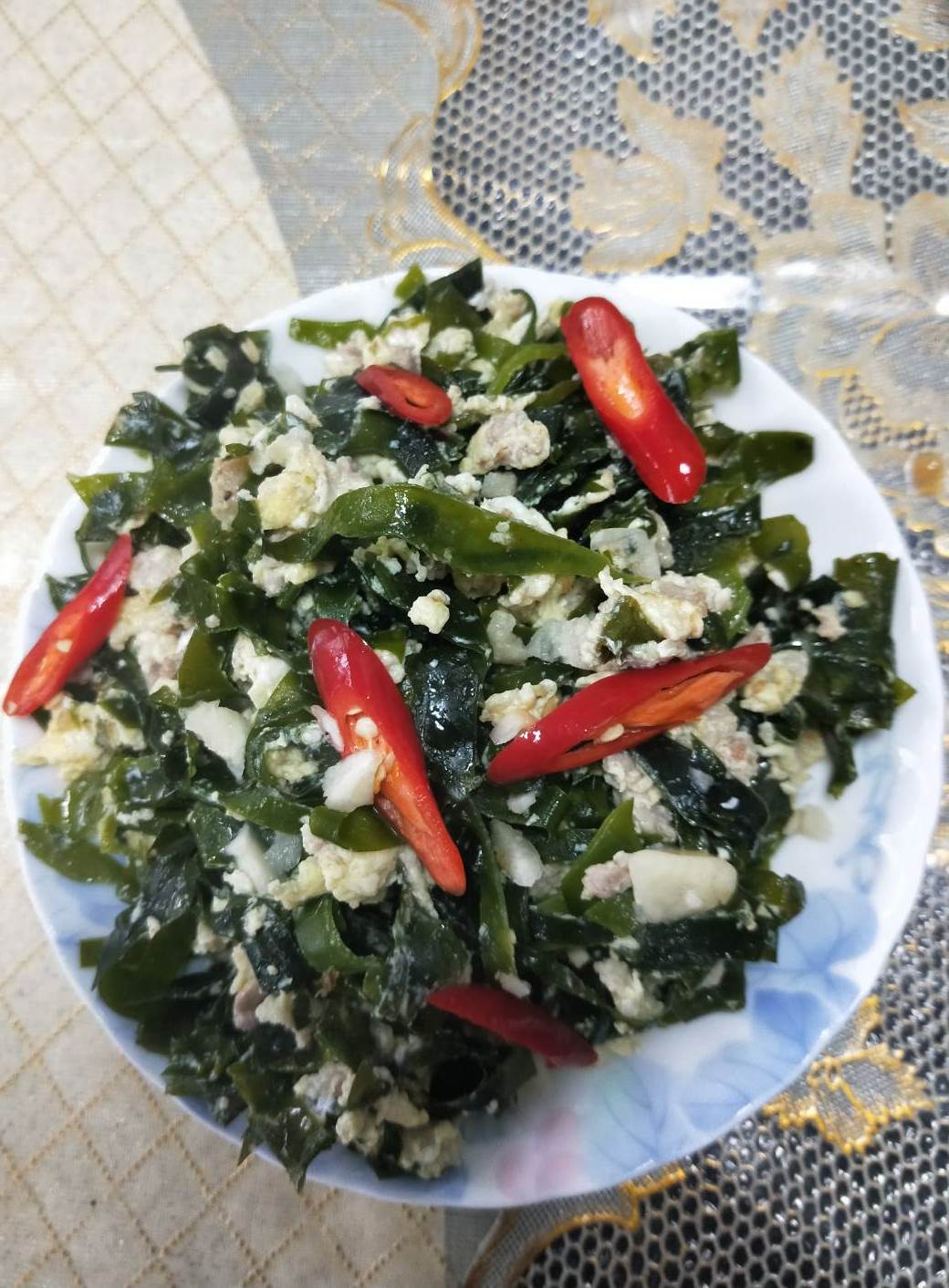 ▲嫩海帶只需稍微用滾水川燙殺青，再浸泡於冷水中，即可應用於各種料理。（圖／金門水試所提供）