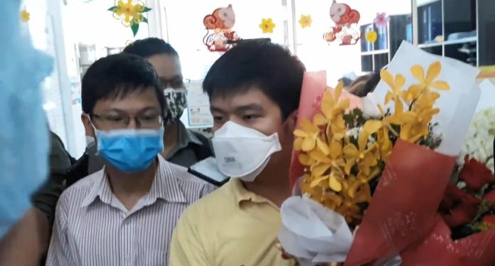 ▲李自超（右）在4日獲准出院，他是越南首兩宗確診武漢肺炎的其中一名病患。（圖／翻攝網路新聞畫面）