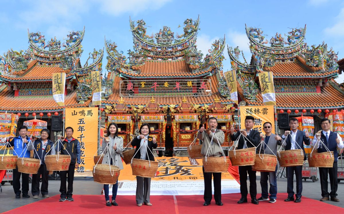 ▲縣長張麗善、許根尉、陳璧君、張政國、廖淑玲、黃士漢及鄉長陳建名、主委章金樹、村長章深根等歡迎自備餐具來吃平安哦。（圖／記者蘇榮泉攝，2020.02.05）