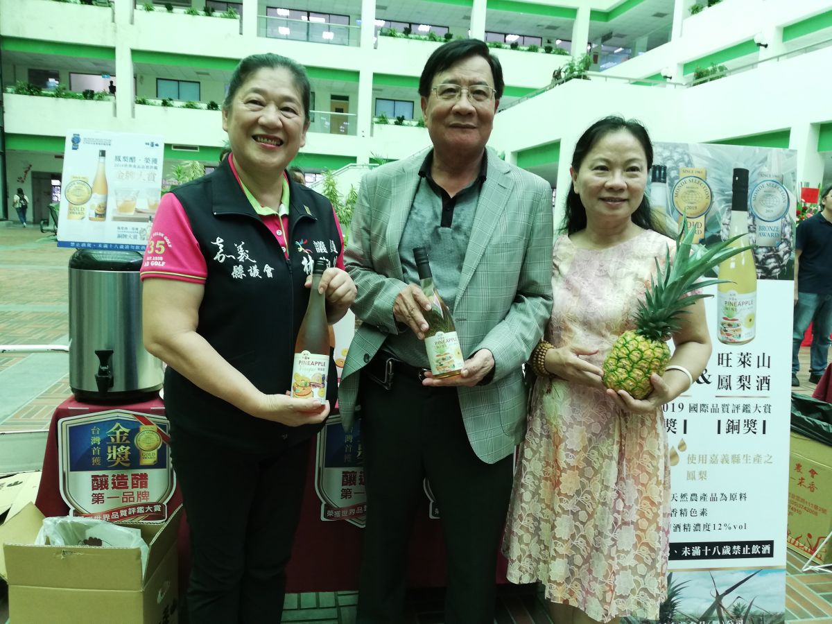 ▲藥師劉家發（中）指出，養生防疫，可從水果中入手，鳳梨是不錯選擇。（圖/記者邱嘉琪攝，資料照片）

