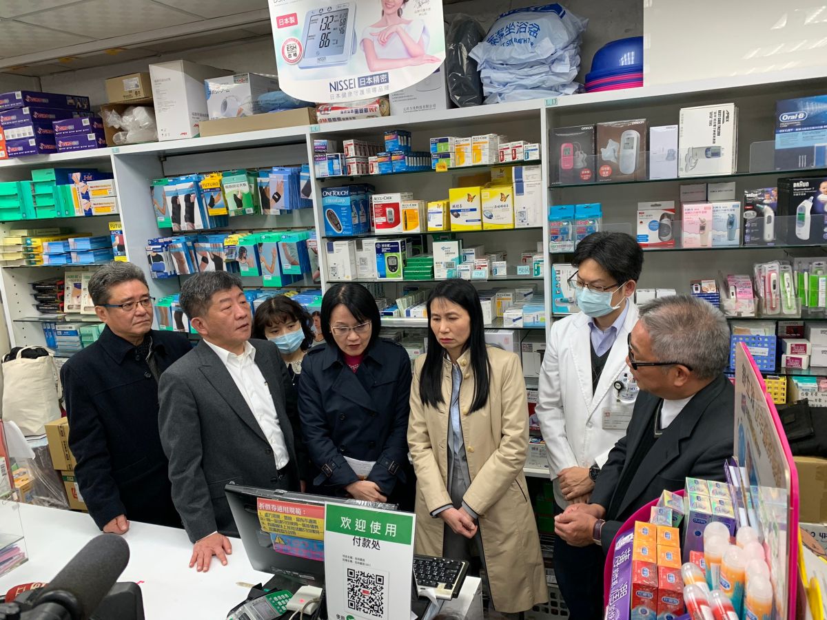 ▲武漢肺炎蔓延，中央流行疫情指揮中心指揮官陳時中，親自視察藥局。（圖／食藥署提供）