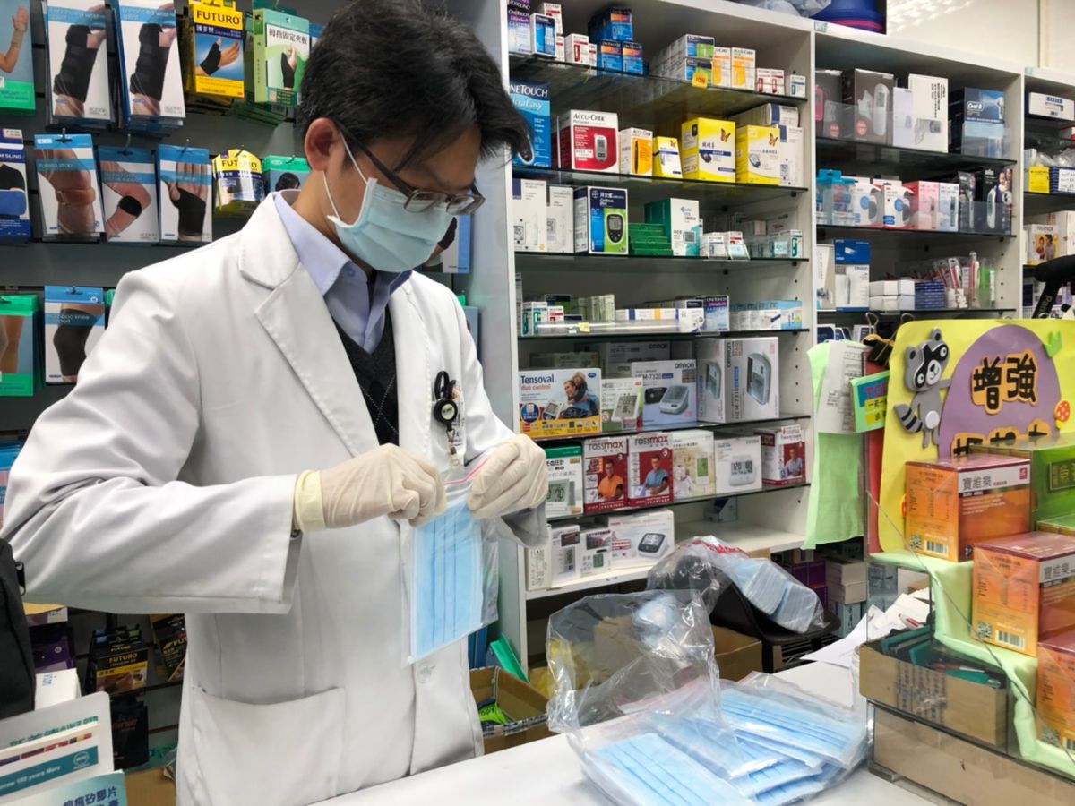 ▲明天起，購買口罩將採實名制，民眾必須持健保卡至全台特約藥局購買。（圖／記者陳致宇攝）
