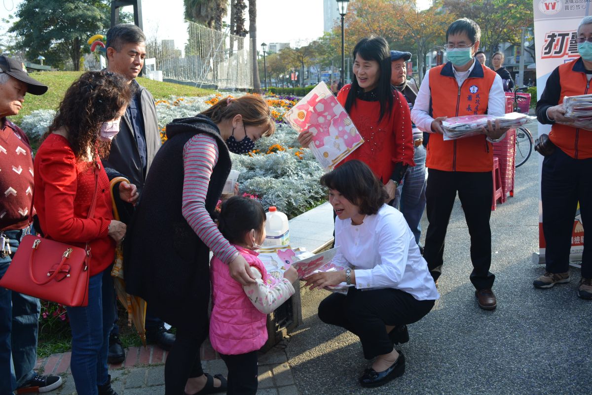 ▲嘉義市長黃敏惠親自發送鼠年「鼠來寶」小提燈。（圖／記者郭政隆攝影2020.2.5）