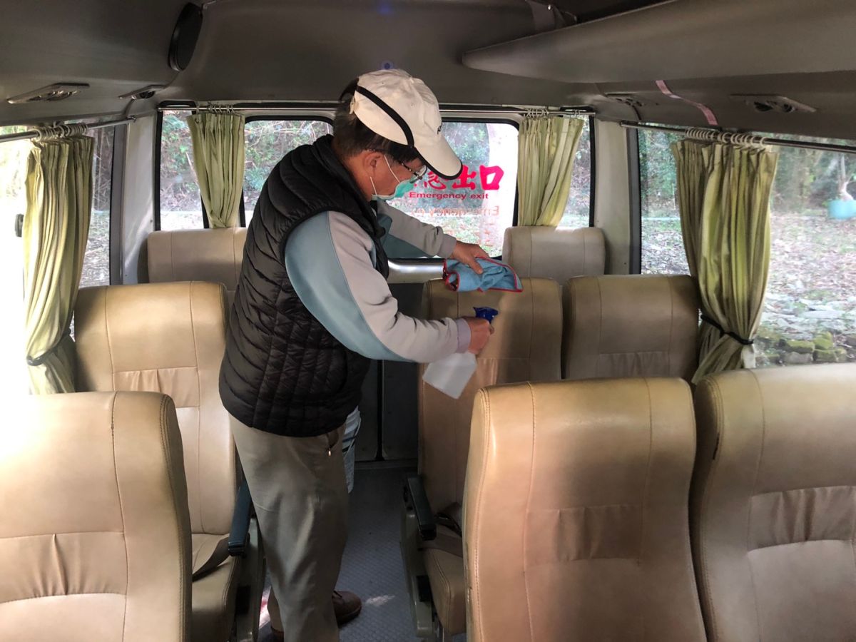 ▲中彰榮家防疫團隊更提升防疫規格，特別清潔門把、電源開關、水龍頭、樓梯扶手等日常生活中手部較易接觸的部份加強消毒。（圖／記者陳雅芳攝，2020.02.05）