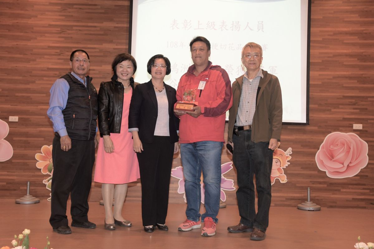 ▲縣長王惠美頒獎表揚百萬花農黃鴻洲。（圖／記者陳雅芳攝，2020.02.05）