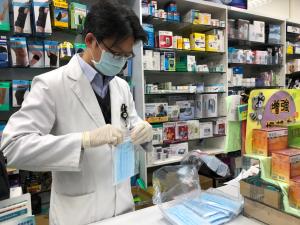 分裝口罩_200206_0005 ▲藥局口罩分裝示意圖。(記者陳致宇攝)