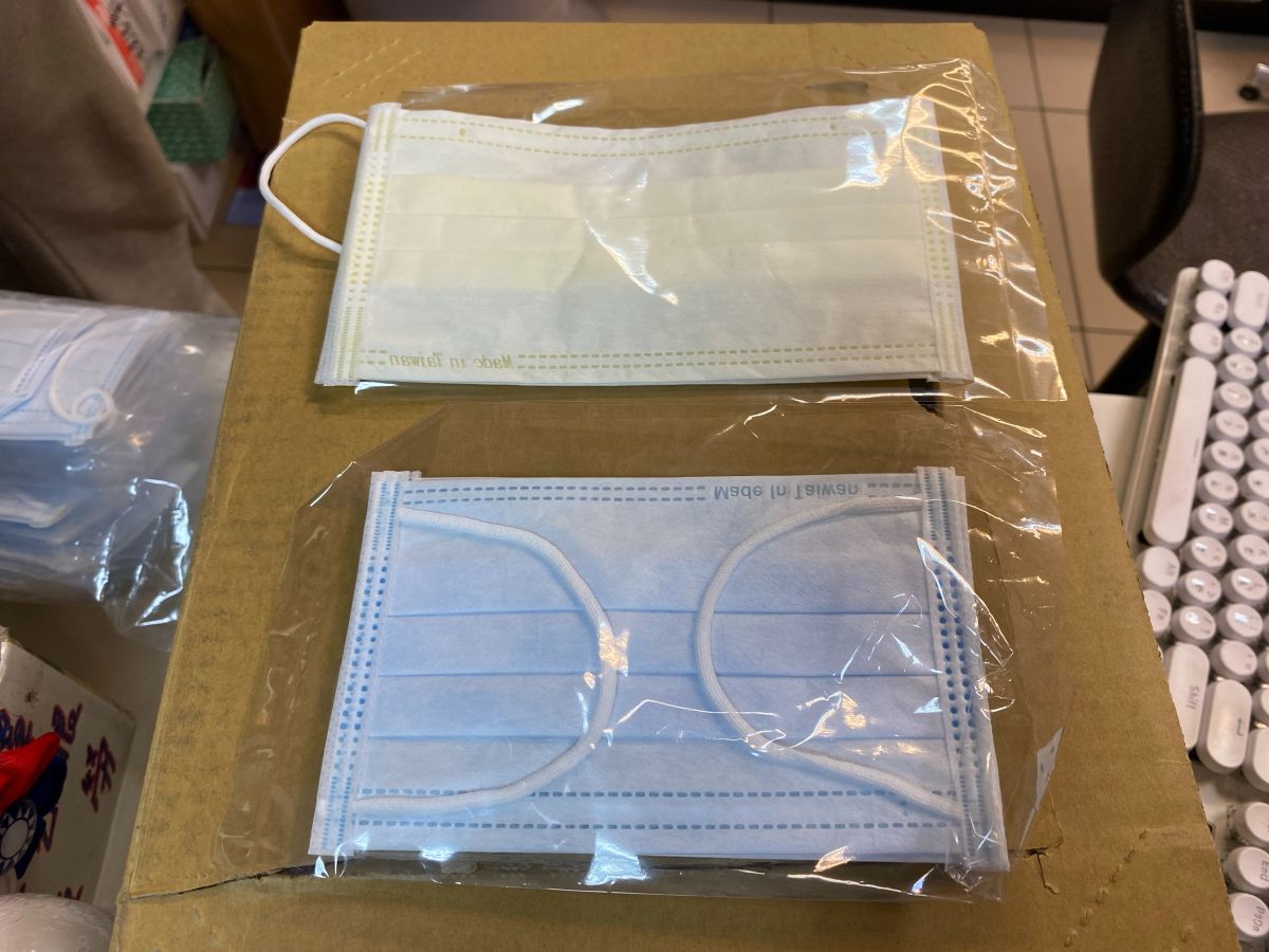 ▲每家藥局僅配得成人口罩200片、兒童口罩50片。（圖／記者陳聖璋攝，2020.02.06）