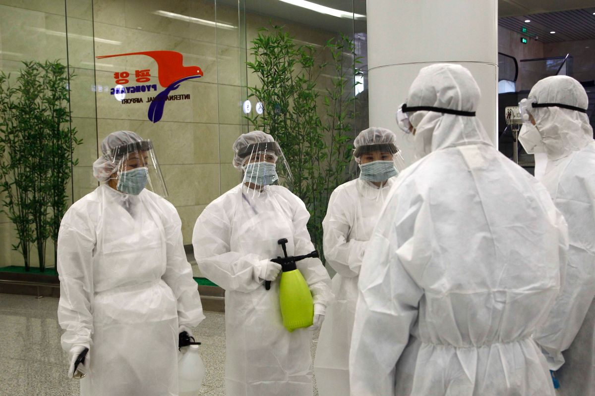 ▲武漢新型冠狀病毒肺炎讓各國人人自危。圖為近日北韓防疫人員於平壤機場進行檢疫。（圖／美聯社／達志影像）