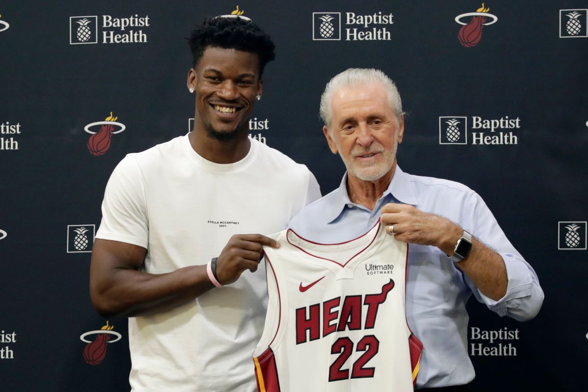 球星Jimmy Butler,和熱火Pat Riley, during an NBA basketball news conference, Friday, Sept. 27, 2019, in Miami. Butler spoke publicly for the first time since the July trade that brought him to South Florida as the new face of the franchise. (AP Photo/Lynne Sladky)