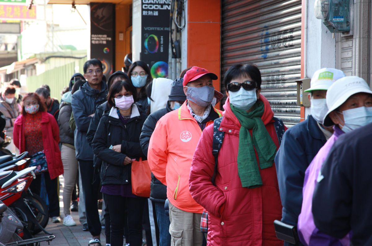 ▲實名制購買口上路第一天，藥局門口大排長龍等待。（圖／記者李春台攝, 2020.02.06）