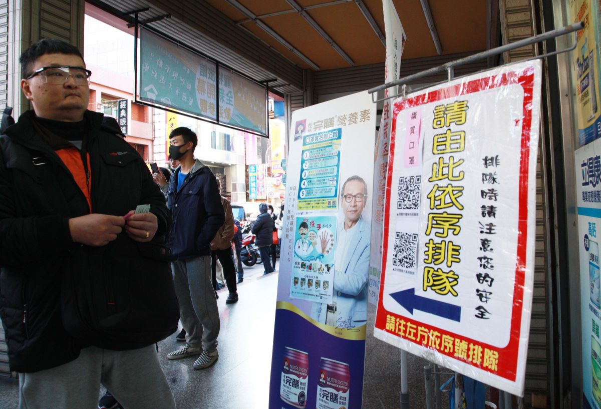 ▲這位何姓民眾上午7點多就來桃園全球藥局排隊，成為「全球」第一位買到口罩的人。（圖／記者李春台攝, 2020.02.06）