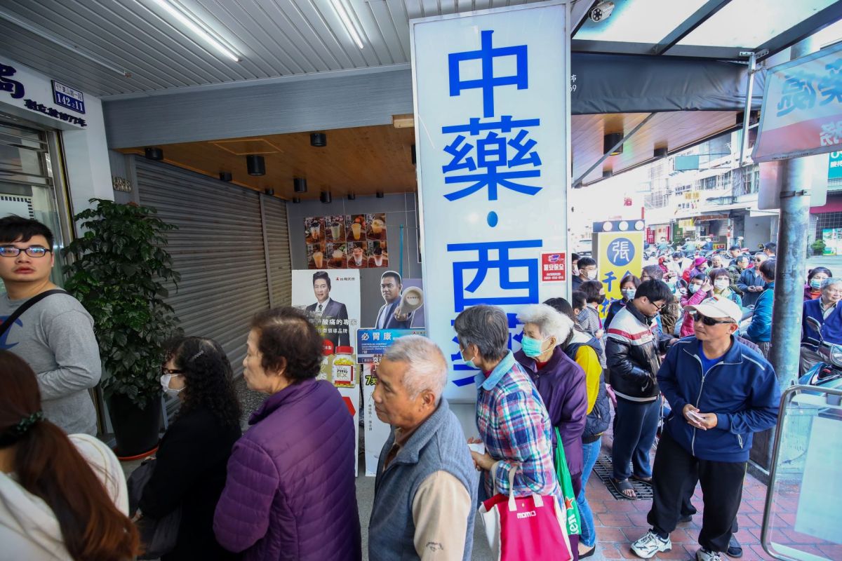 ▲口罩實名制上路首日，各藥局前湧現排隊人潮。（圖／市府提供應）