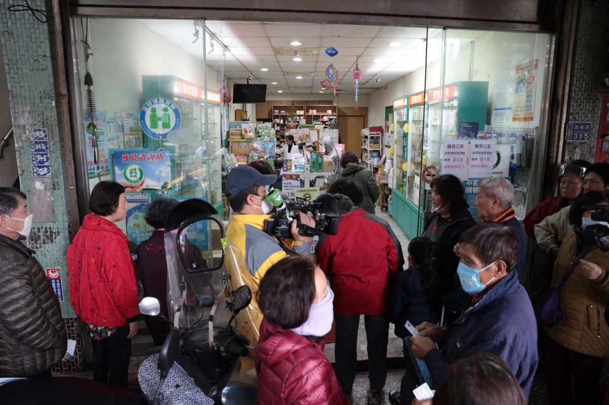 ▲口罩實名制上路，藥局每天擠滿購買人潮。（圖／市府提供）