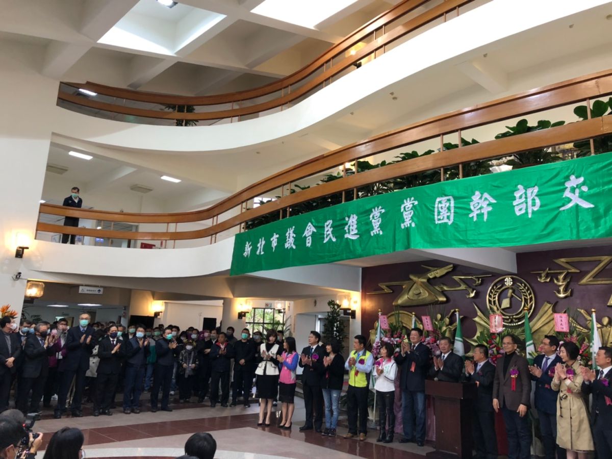 ▲民進黨新北市議會黨團認為，新北市長侯友宜與市府官員出席活動時，都把口罩戴好戴滿，恐會讓民眾接收到錯誤的防疫觀念。（圖／民進黨新北市議會黨團提供）