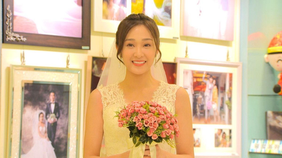 ▲邱子芯開心披上婚紗。（圖／民視提供）