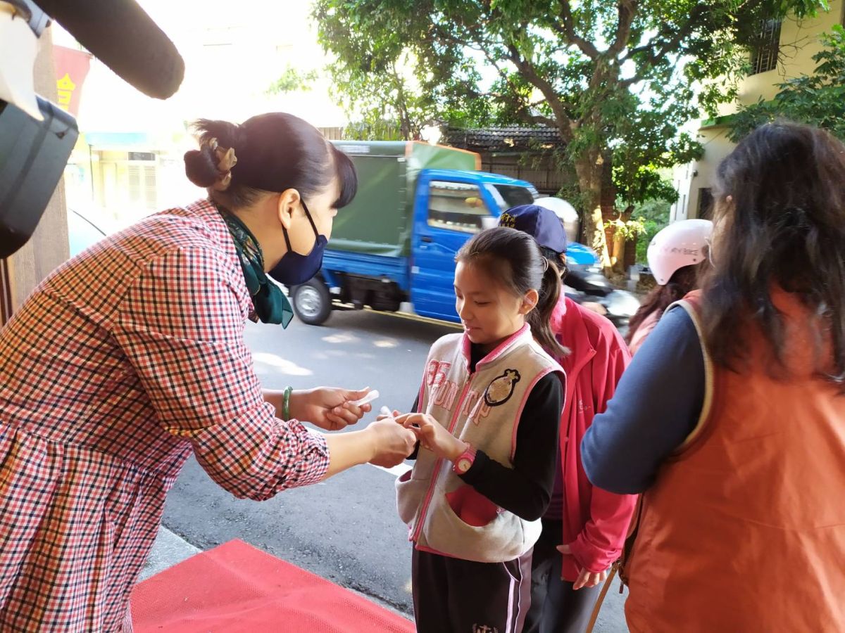 ▲為了加強防疫，秀水旺梨小鎮土鳳梨酥業者，今（6）日特別提供了1000份的消毐用酒精液隨身瓶給民眾索取。（圖/葉靜美攝影）