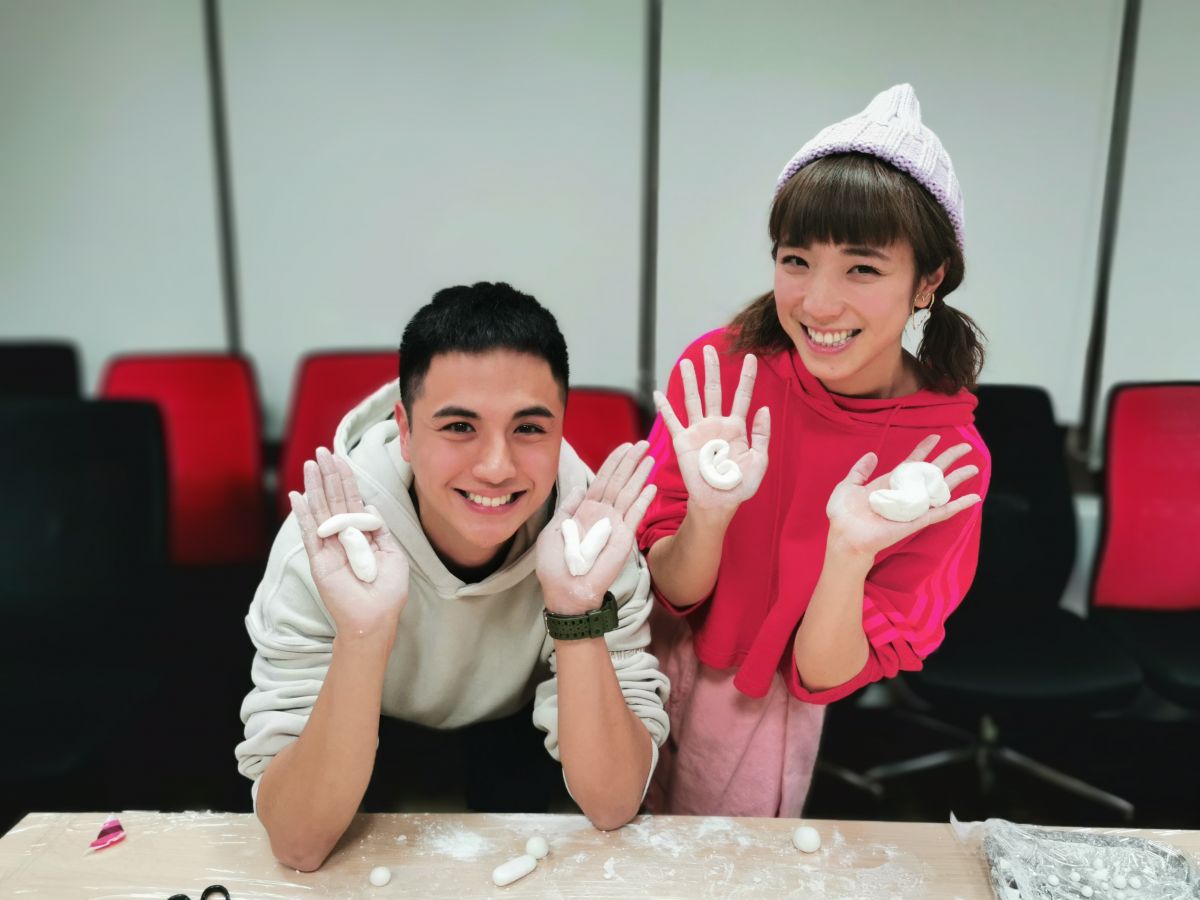 ▲《女力報到小資女上班記》夫妻曾子余、梁舒涵協力搓湯圓。（圖／TVBS提供）