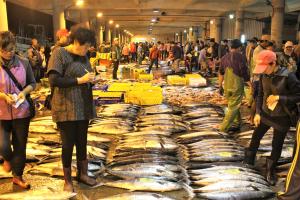 ▲馬公第三漁港魚市場是澎湖最大的海鮮漁貨集散地，每天凌晨三點多漁船進港拍賣漁貨，讓這裡燈火通明是熱鬧非凡。（圖／記者張塵攝，2020.02.06）