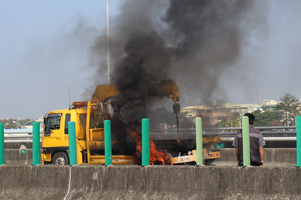 ▲高速公路特約救援的拖吊車行駛台78線快速道路發生火燒車事故，火勢猛烈濃煙竄升。（圖／記者簡勇鵬攝，2020.02.06）