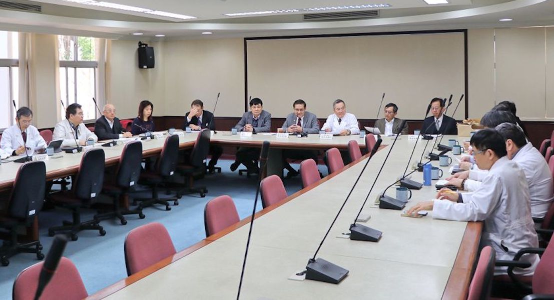 ▲為支援全球面對武漢防疫需求，陽明大學、交通大學與台北榮民總醫院今（6）日宣布成立研發聯盟，結合產業，第1步將投入快篩試劑與抗病毒藥物研發。（圖／陽明大學提供）