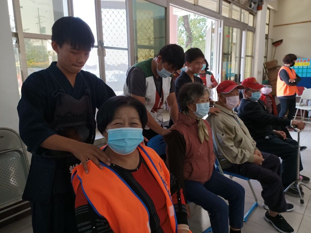 ▲彰化家扶中心劍道才藝班的小朋友幫長者槌槌背按摩，讓社區長者樂開懷。（圖／記者葉靜美攝，2020.02.06）