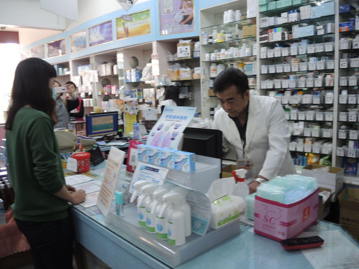 ▲如何快速買到藥局口罩？知情人曝「聰明 3 方法」。（示意圖／記者陳雅芳攝，2020.02.06）