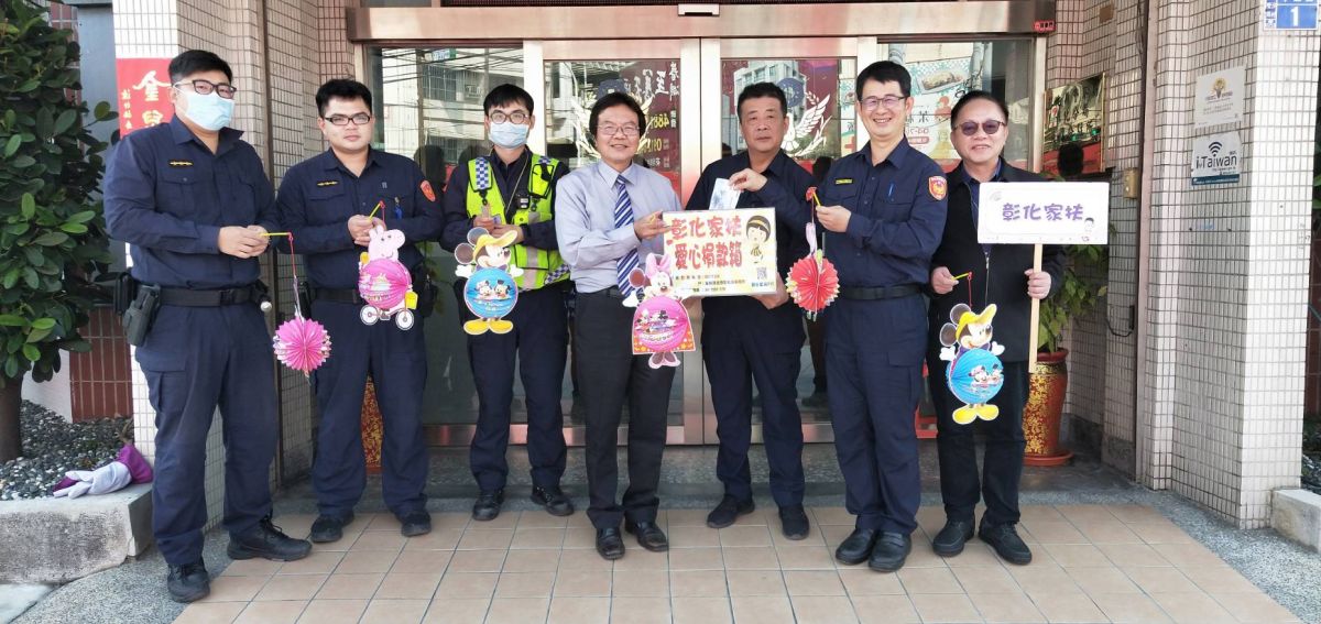 ▲花壇派出所員警響應彰化家扶燈籠愛心義賣。（圖／記者陳雅芳攝，2020.02.06）