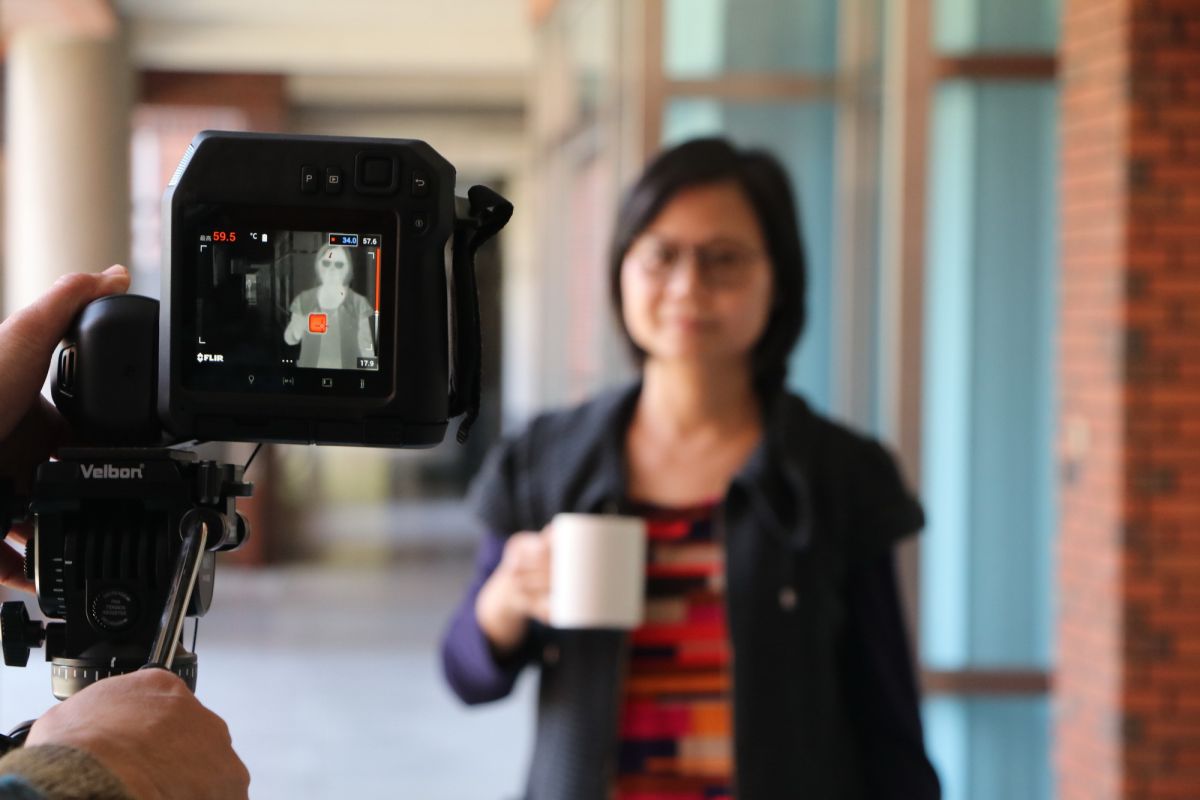 ▲成功大學創新採用高科技紅外線體溫儀為考生量體溫。（圖／成功大學）