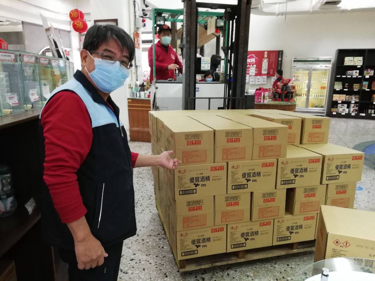 ▲酒廠宣導，酒精為高度易燃，應遠離火源、火花、火焰；會刺激眼睛、皮膚、呼吸系統，應置於陰涼且通風良好處，並緊蓋容器。（圖/記者邱嘉琪攝，2020.02.06）