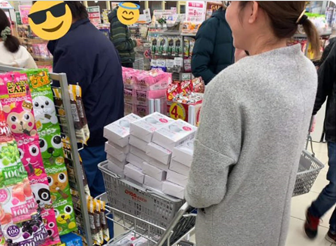 ▲有日本網友拍下掃購口罩的人。（圖／翻攝推特＠R_JZX4000）