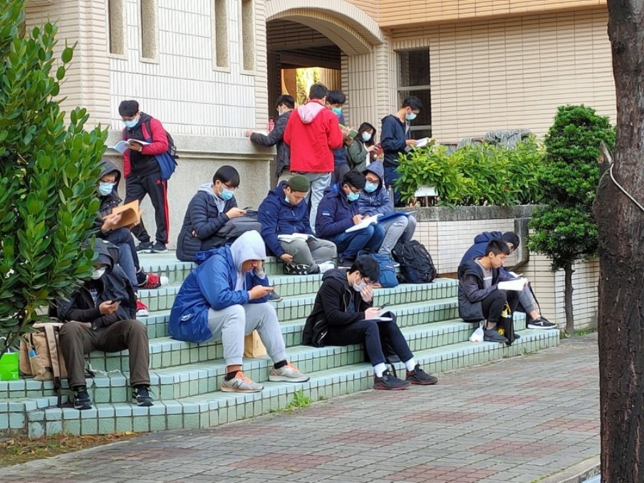 ▲高雄中山大學109學年度碩班考試，因應武漢肺炎疫情險峻，考生個個都戴口罩應試。（圖／記者陳聖璋翻攝）