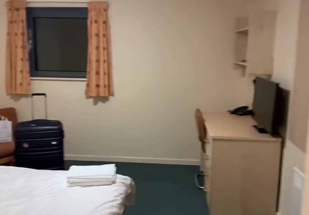 ▲隔離者的房間內部。（圖／翻攝 Sky News ）