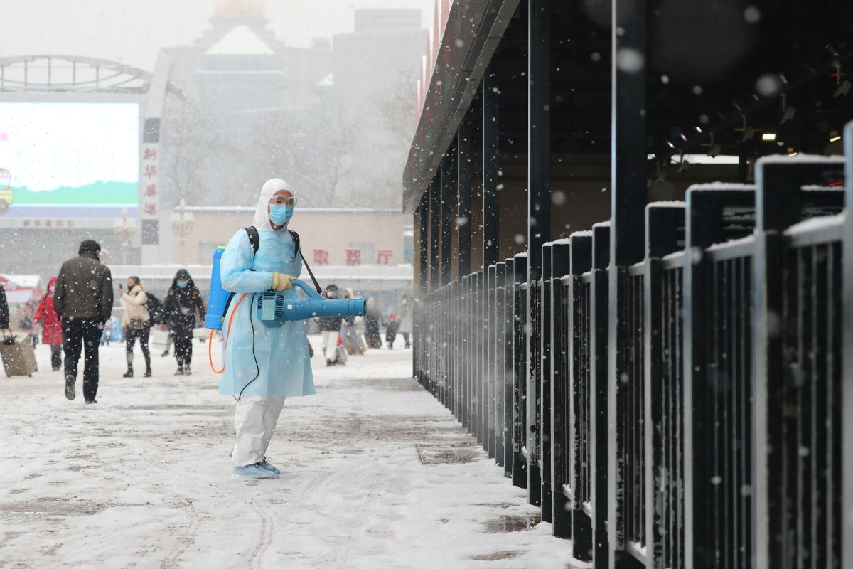 ▲武漢肺炎自去年年底迅速擴散，確診、死亡人數陸續增加。圖為近日北京車站進行消毒措施。（圖／美聯社／達志影像）