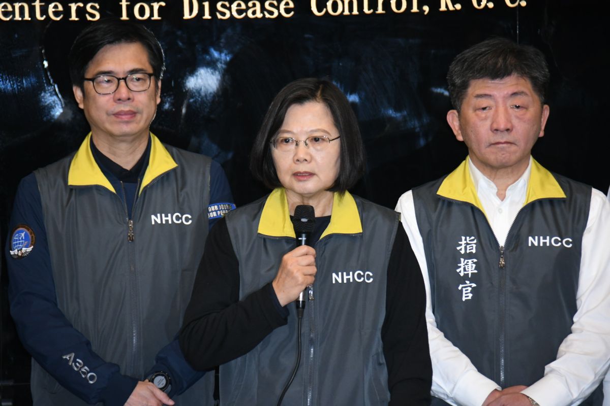 蔡英文視察防疫中心。 (圖/記者林調遜攝)