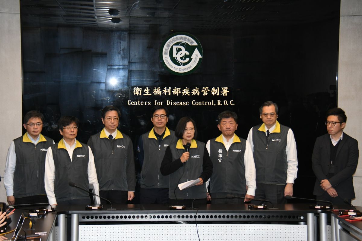 蔡英文視察防疫中心。 (圖/記者林調遜攝)