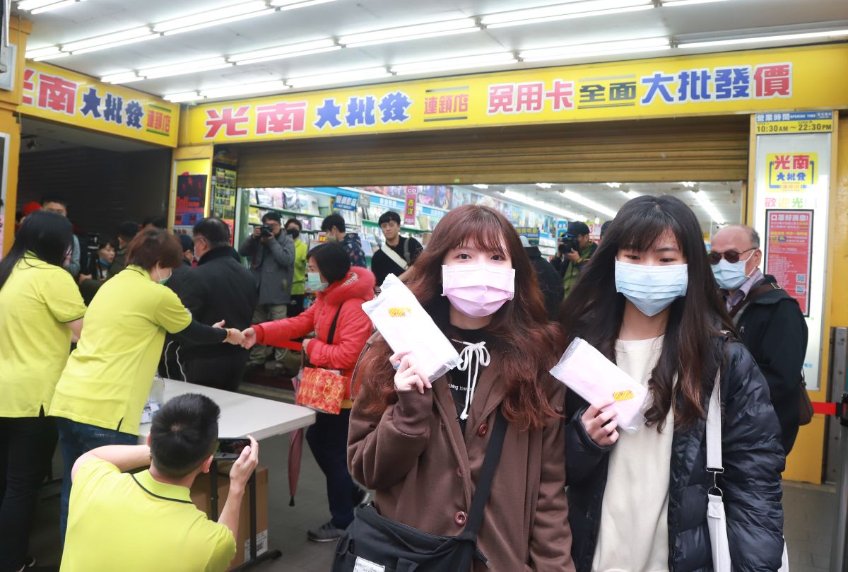 ▲零售店光南大批發商場發放免費口罩，吸引民眾大排長龍，台北許昌店預計發出3600份。（圖／記者葉政勳攝 , 2020.02.07）
