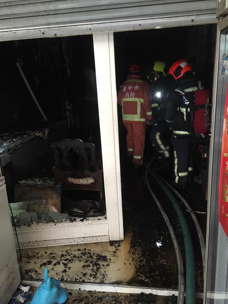 ▲今晨潭子區一棟民宅火警，消防人員進入火場灌救（圖／消防局提供 ）