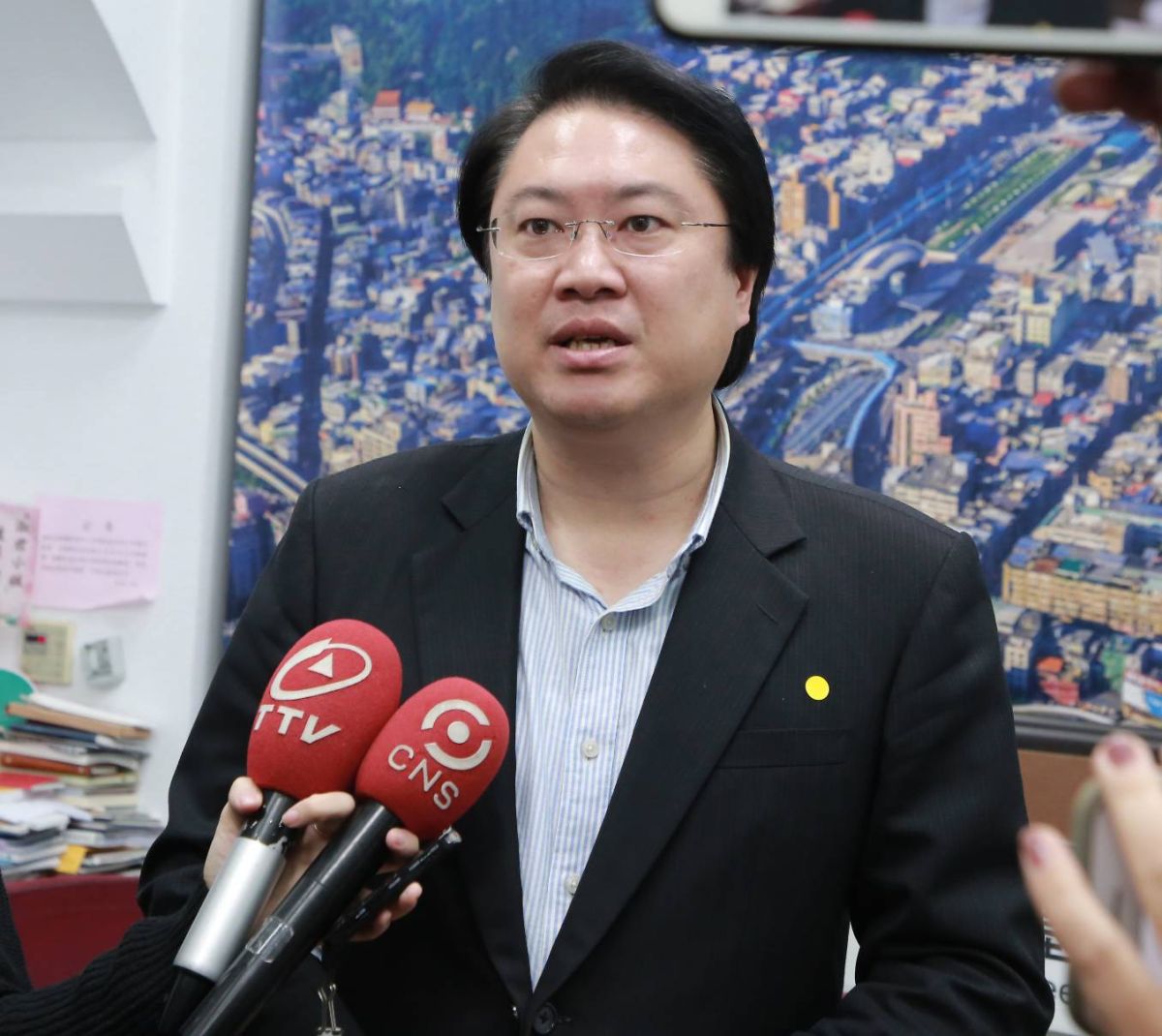 ▲基隆市市長林右昌呼籲大家共體時艱，把口罩留給醫療人員及最需要的民眾使用。（圖／基隆市政府提供）