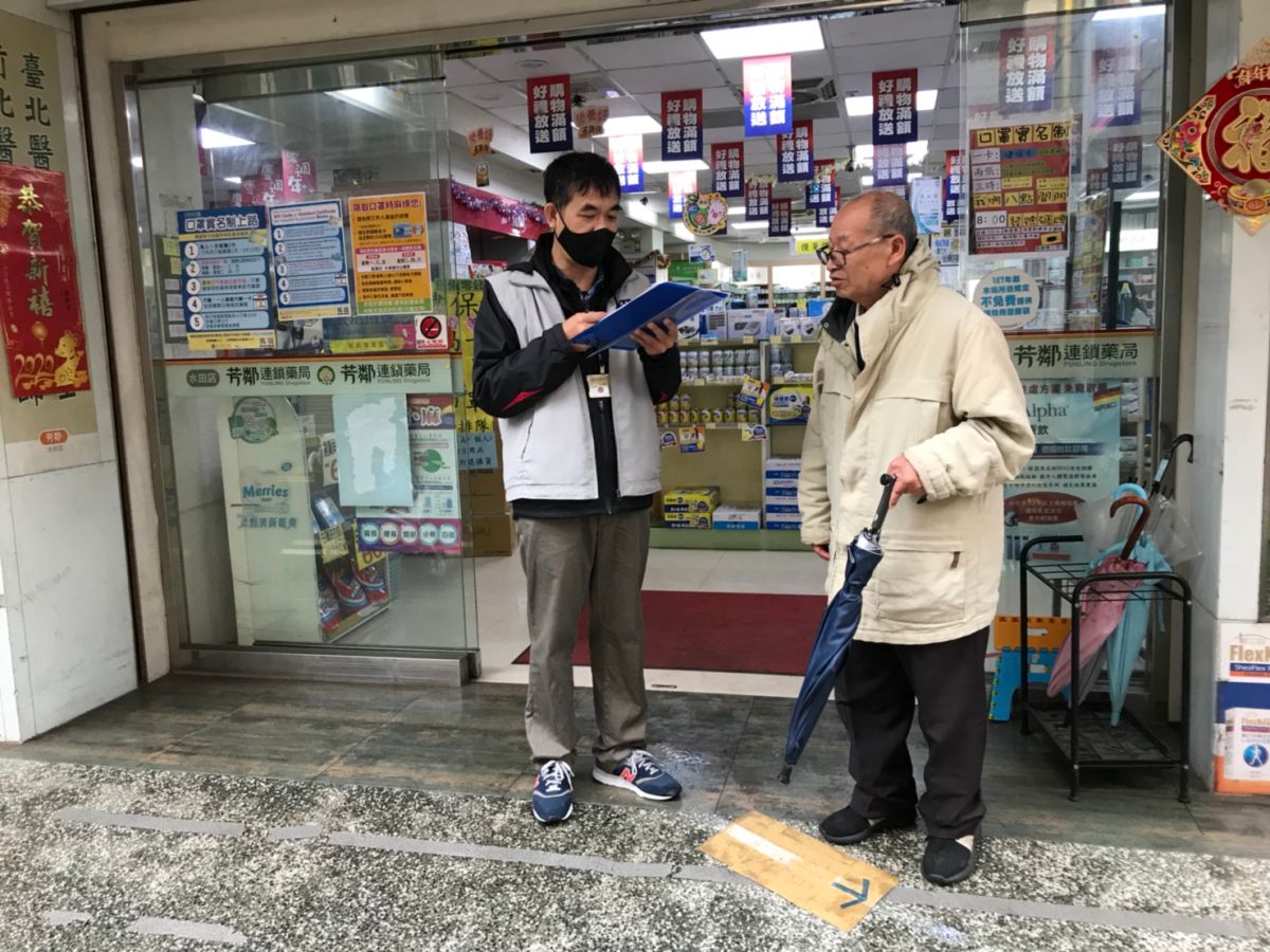 ▲新竹市政府成立「108人小組」通報系統，協助購買人流、排除網路系統問題，並即時回報口罩銷售狀況，地圖一鍵即知口罩在哪。(圖/記者金祐妤攝，2020.2.7)