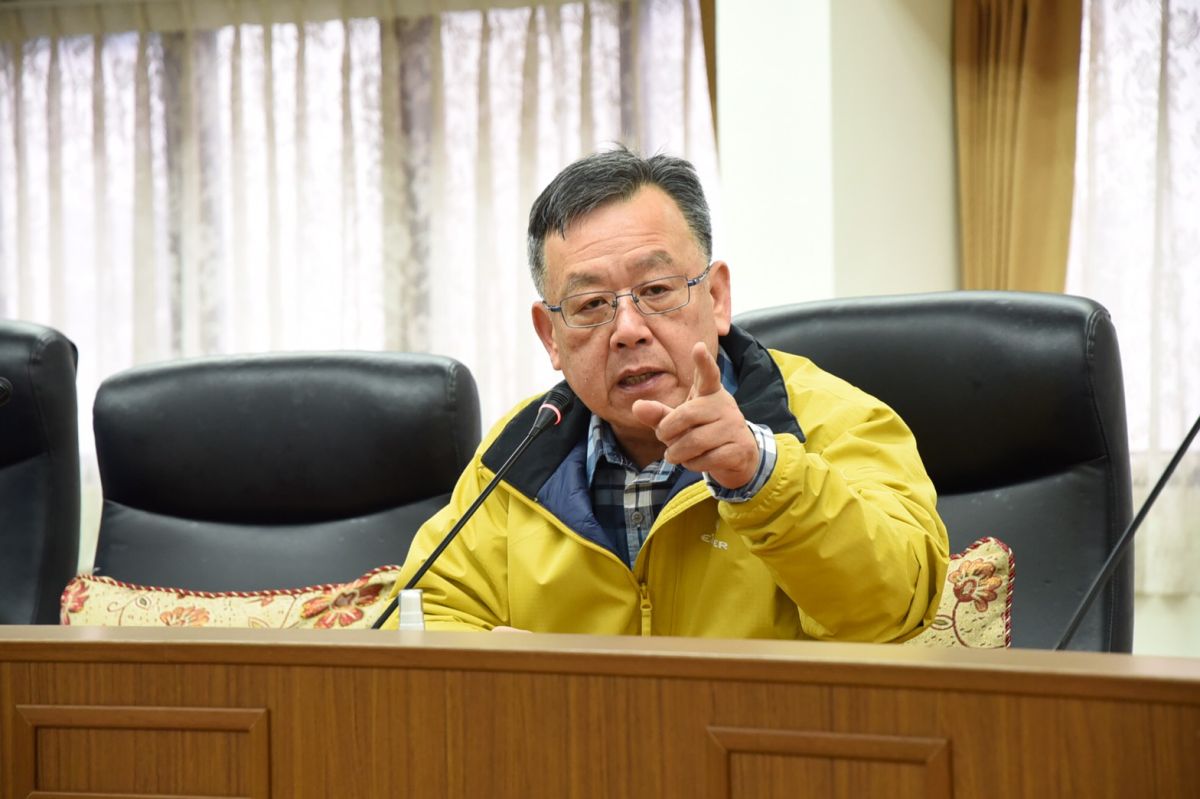 ▲對於內政部移民署以個資保護法為由，一再拒絕提供中港澳旅遊史的陸配名冊，澎湖縣長賴峰偉7日在防疫會議中重炮抨擊，指出澎湖防疫工作若失守，中央的移民署長需下台負責。（圖／澎湖縣政府提供）