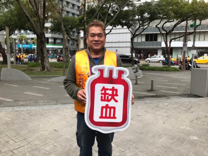 ▲228公園捐血車「公園號」的陳姓志工指出，目前台北已經缺血1、2個月。（圖／記者賴志昶攝）