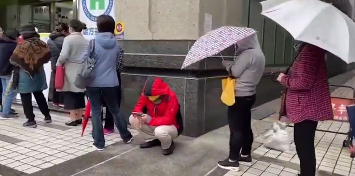 ▲今（7）日是口罩實名制上路第2日，依舊在全台藥局湧現人潮。（圖／翻攝自NOWnews影片）