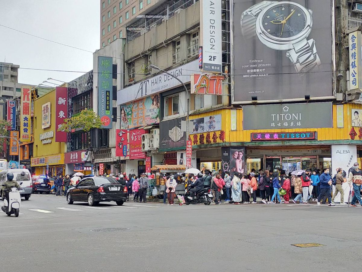 ▲光南桃園店首日準備1萬2千個個口罩、每人限領5片，吸引超過4千人排隊，長長人龍從成功路繞到中正路、春日路。（圖／記者李春台攝, 2020.02.07）