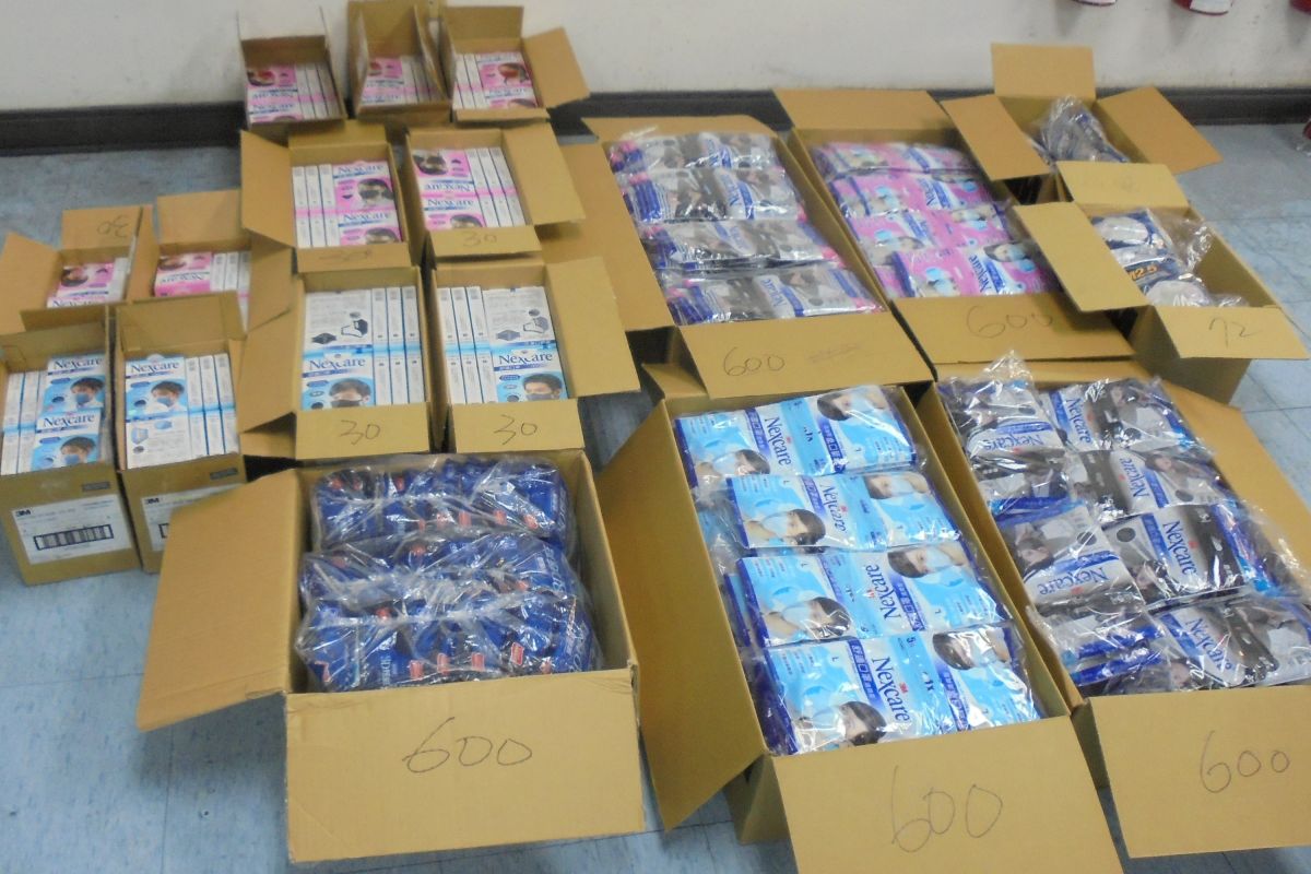 ▲高雄關查獲出口貨櫃夾藏未申報口罩案。(圖／記者黃守作攝，2020.02.07)