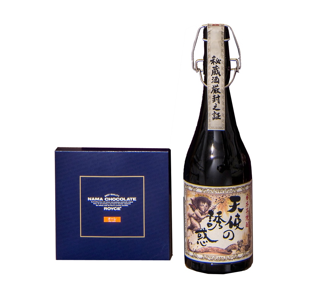 ▲ 主打經典ROYCE’生巧克力牛奶口味售價520元，搭配西酒造「天使之誘惑芋燒酎40% 」720ml，原價2000元，特價1780元。（圖／公關照片）