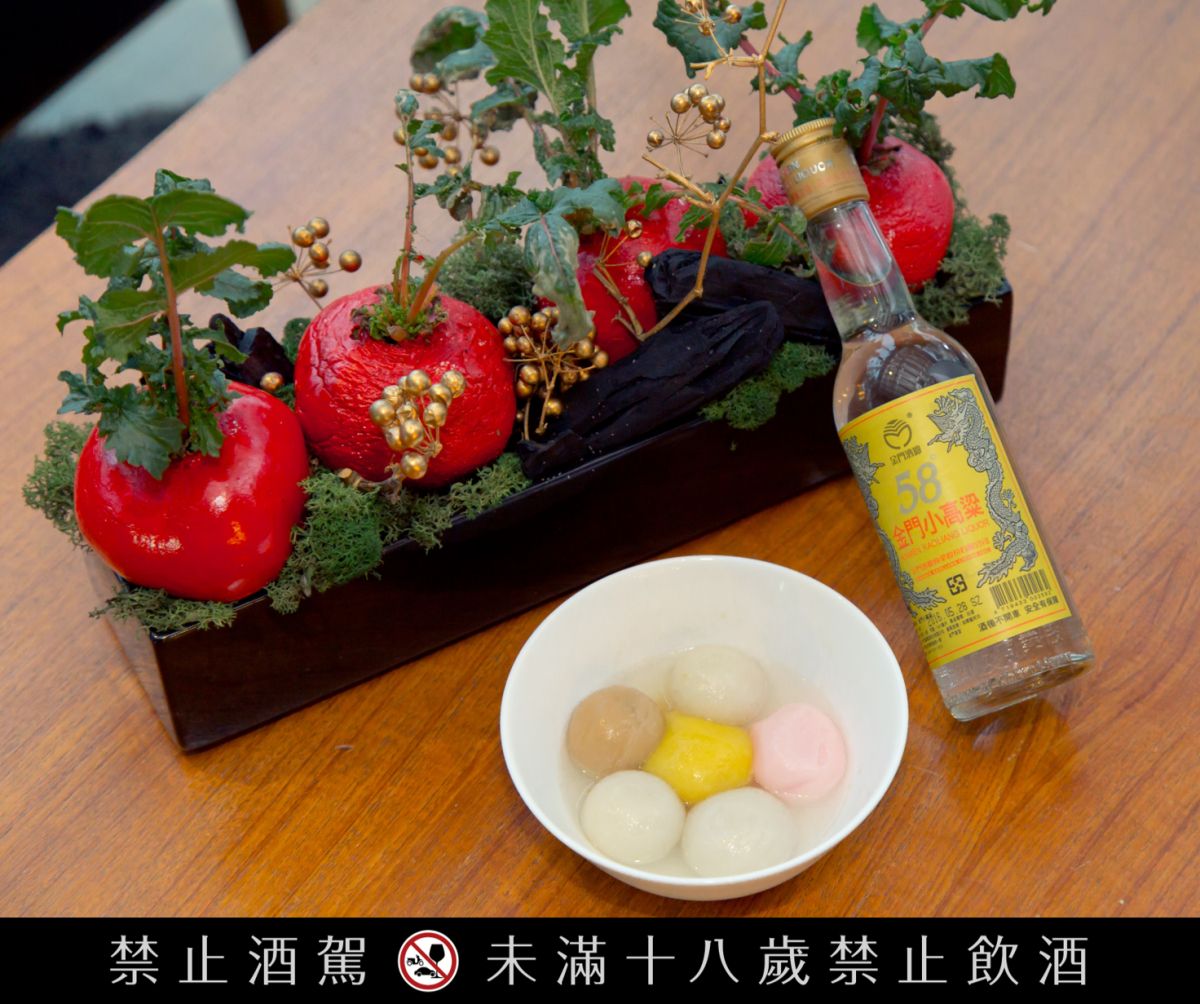 ▲每300ML的湯汁調入15ML的小黃高，透過創意吃法，一邊享用軟Q的湯圓，一邊品嚐清新的高粱香氣。（圖／NOWnews攝）