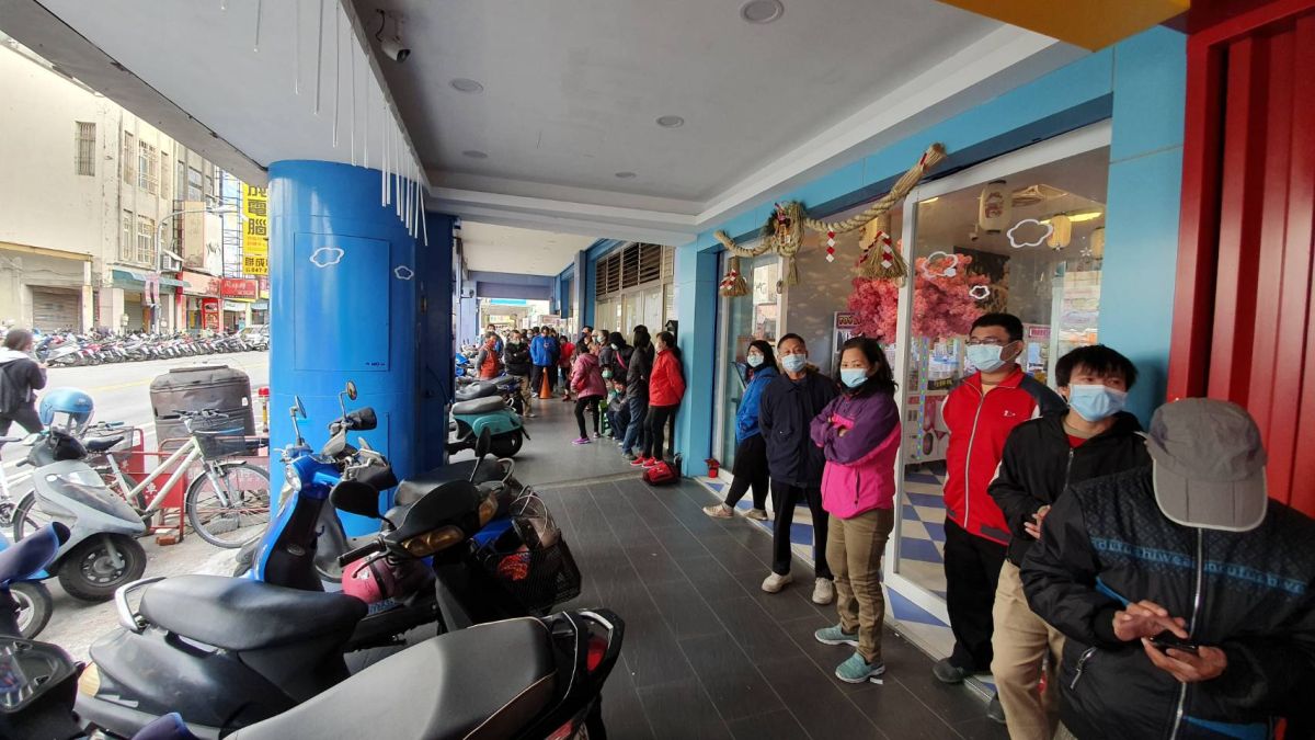 ▲彰化縣在彰化市、員林市各分配的8000片，一大早就吸引了民眾大排長龍領取，長達逾400公尺。（圖／記者陳雅芳攝，2020.02.07）